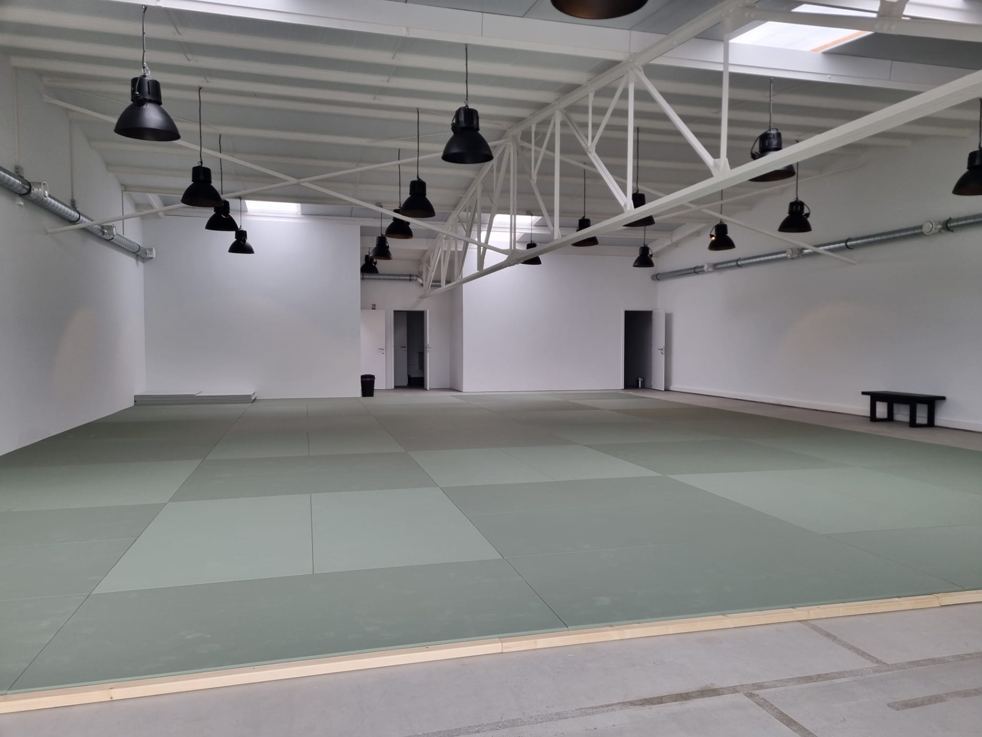Les tatamis et l'espace d'entraînement vus depuis l'entrée